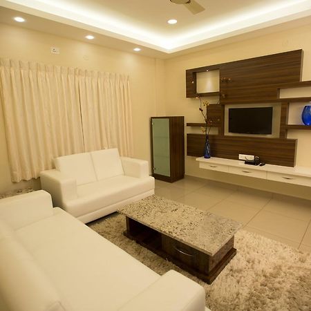 Benaka Suites Бангалор Екстериор снимка